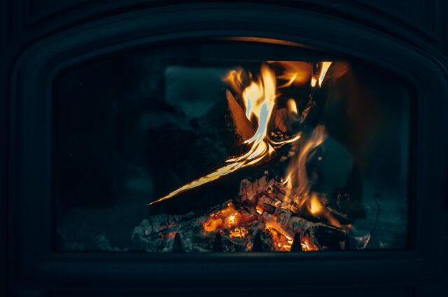 pexels-photo-34252370 Jak vybrat ideální krbovou vložku? Průvodce pro Váš domov