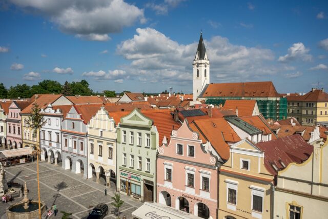 Masarykovo náměstí v lázeňském městě Třeboň s barevnými měšťanskými domy Masarykovo náměstí v lázeňském městě Třeboň s barevnými měšťanskými domy